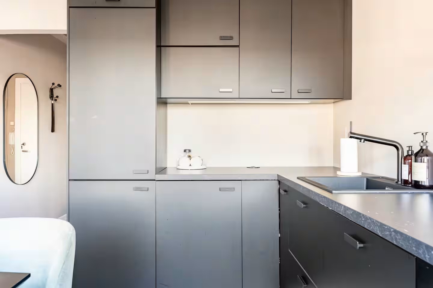 Kjøkken utstyrt med vaskemaskin, oppvaskmaskin og mikrobølgeovn.